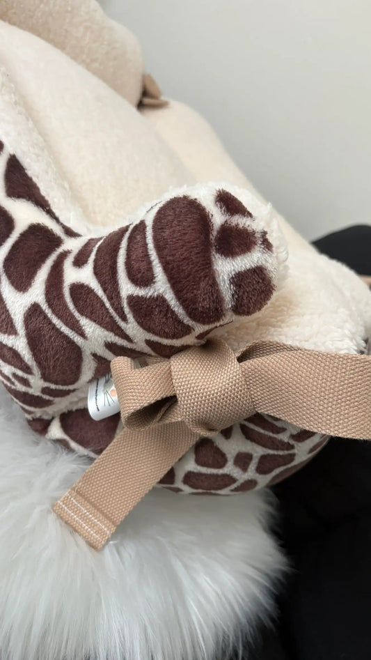 Dodo pour chien et chat fait main à motifs girafe et beige détail nouage sur le cÎté