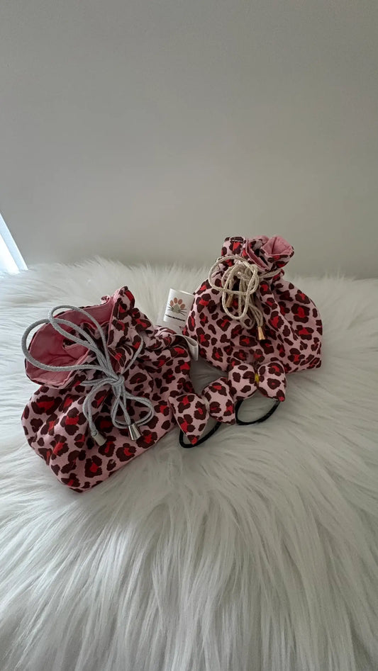 Duo de pochons aux motifs léopards roses et rouges avec leurs chouchous assortis