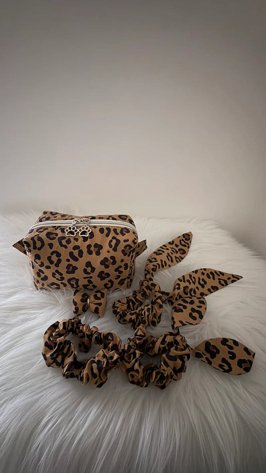 Ensemble fait main composé d'une trousse à maquillage à motifs léopards marrons et d'accessoires cheveux assortis à composer.