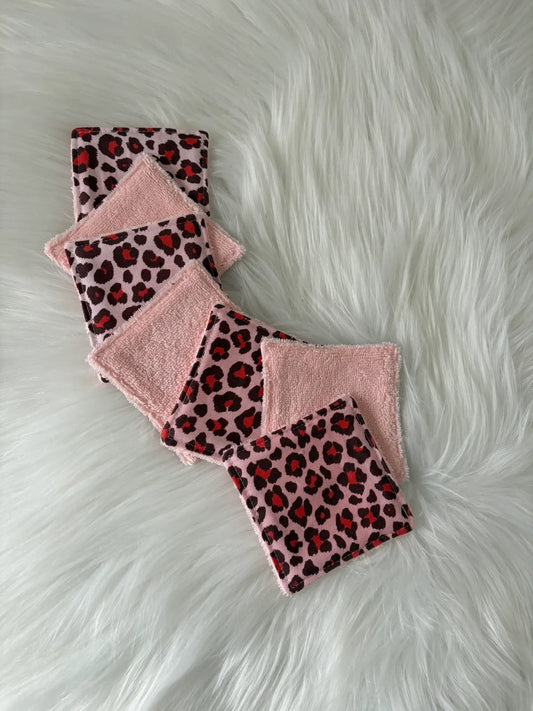 Lingettes démaquillantes carrées aux motifs léopards roses et rouges en éponge de bambou certifiée OekoTex Standard 100