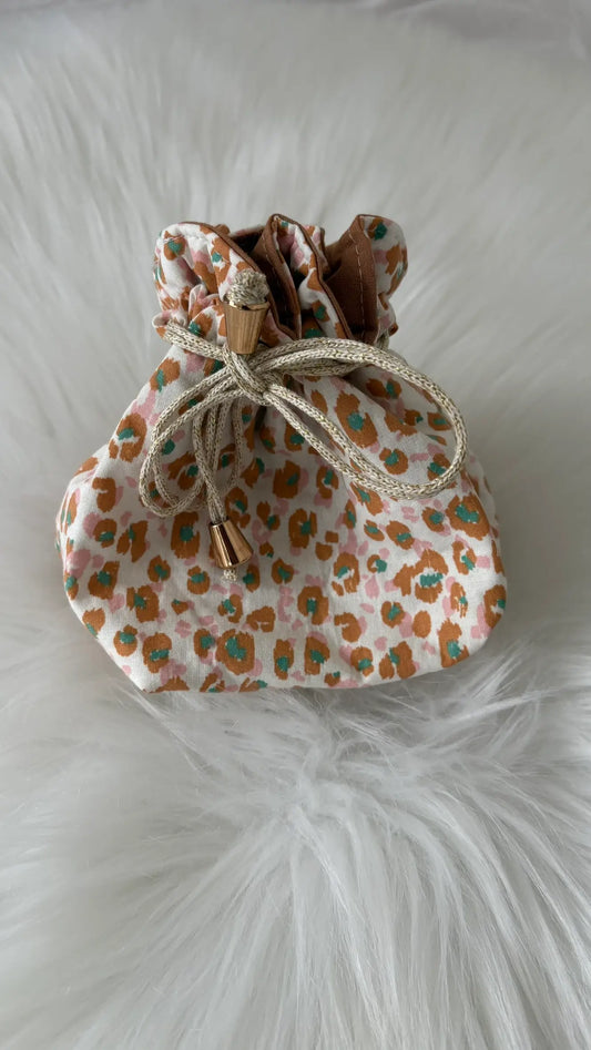 Petit pochon fait main aux motifs léopards jaunes et marrons, avec cordon doré