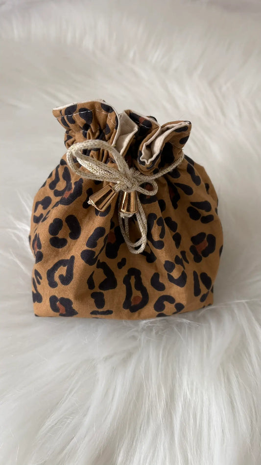 Pochon artisanal aux motifs léopards marrons, avec cordon doré