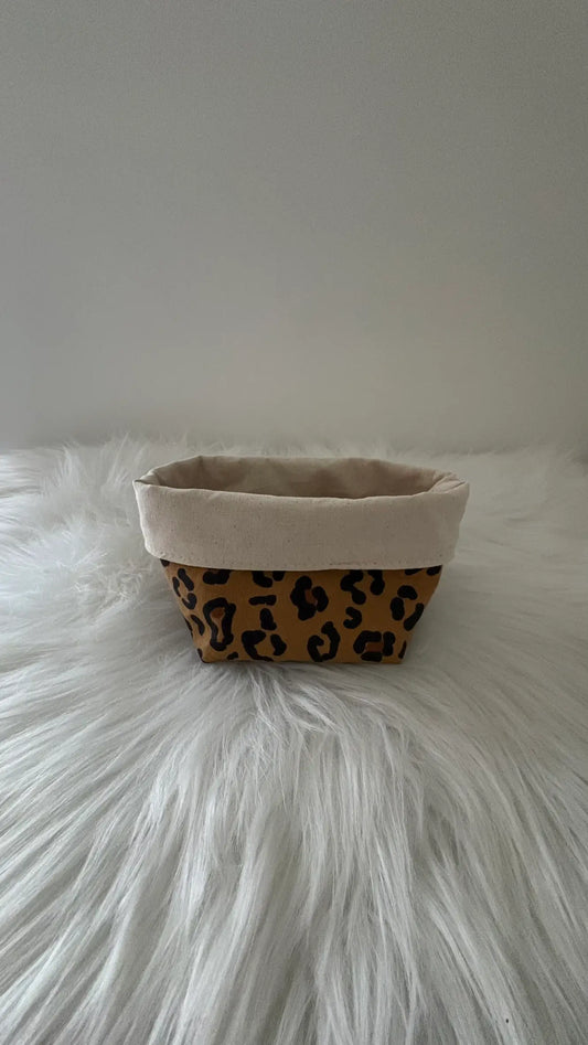 Panier artisanal motif léopard marron avec une doublure beige