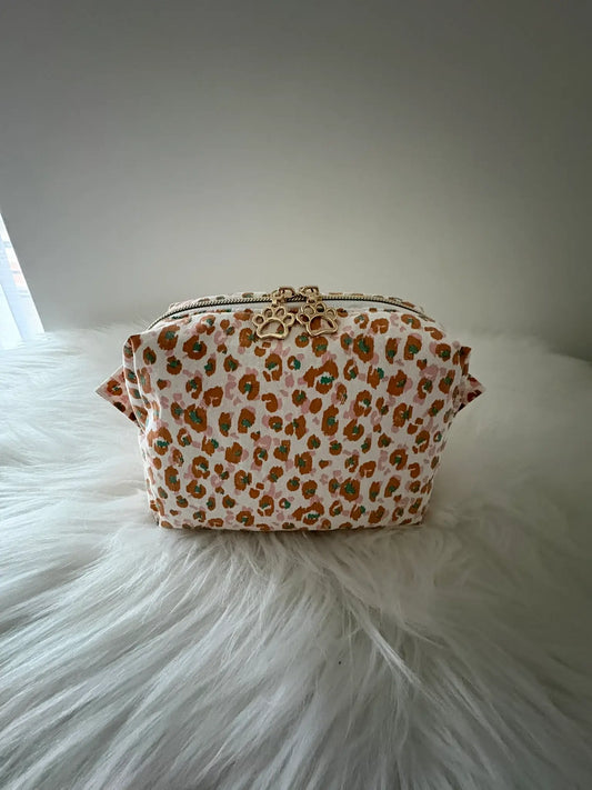 Trousse à maquillage faite main aux motifs léopards jaunes et marrons, avec fermeture éclair et ses deux curseurs dorés pattes de chat