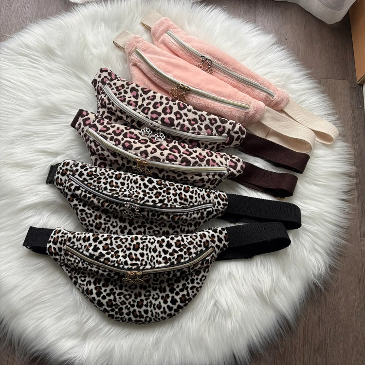 Collection de sacs banane artisanaux, disponibles en rose uni et en motifs léopards 