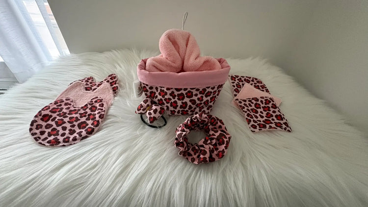Ensemble beauté de lingettes démaquillantes, panier, fleur de douche et chouchou dans les tons roses et motifs léopards