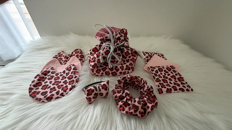 Ensemble coordonné de lingettes, accessoires cheveux et pochons léopards roses et rouges fait main.
