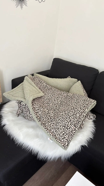 Plaid pour chien et chat en tissus bachette léopard et sherpa verte avec le dodo coordonné