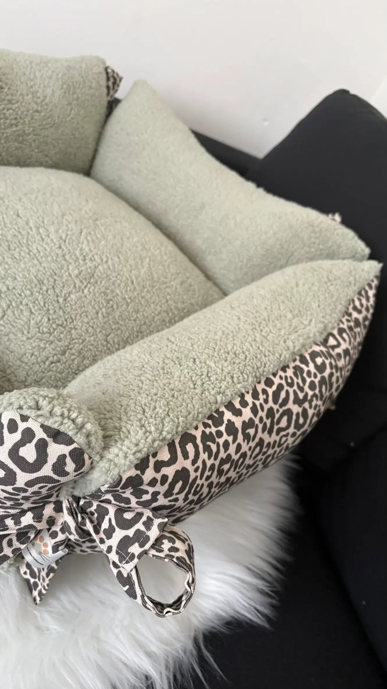 Dodo pour chiens et chat en bachette léopard noire et blanche et en sherpa verte avec nouage sur les côtés zoom