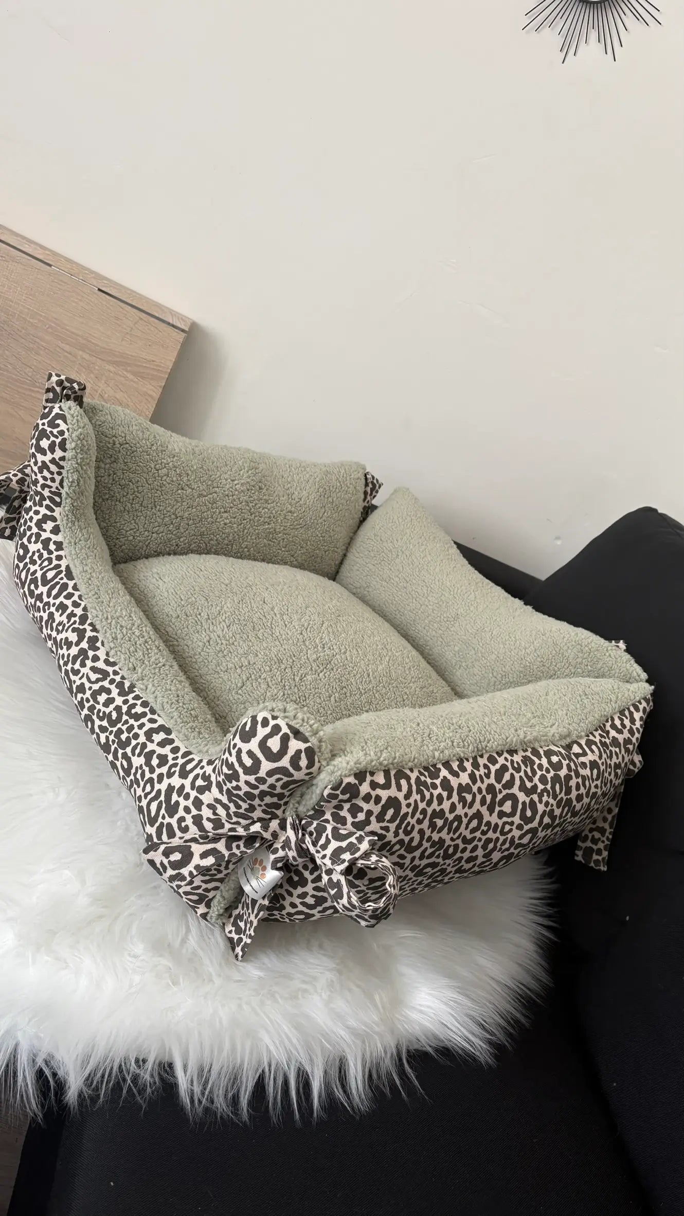 Dodo pour chiens et chat en bachette léopard noire et blanche et en sherpa verte avec nouage sur les côtés