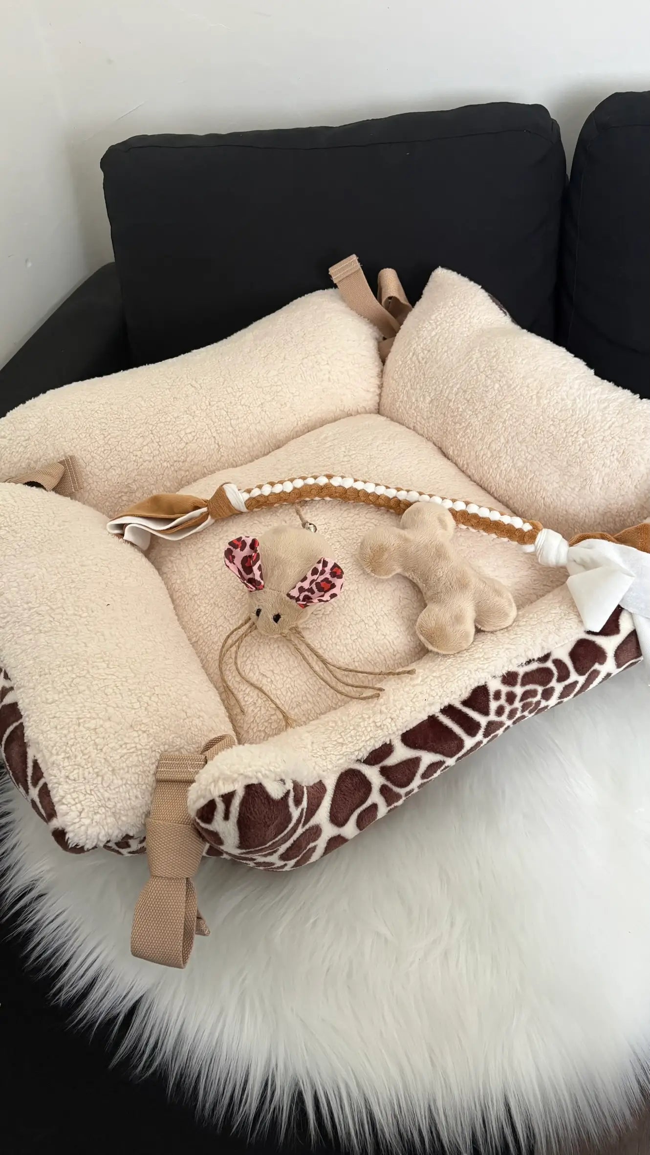 Dodo pour chien et chat fait main à motifs girafe et beige détail nouage sur le côté avec jouets fait main pour photo de collection