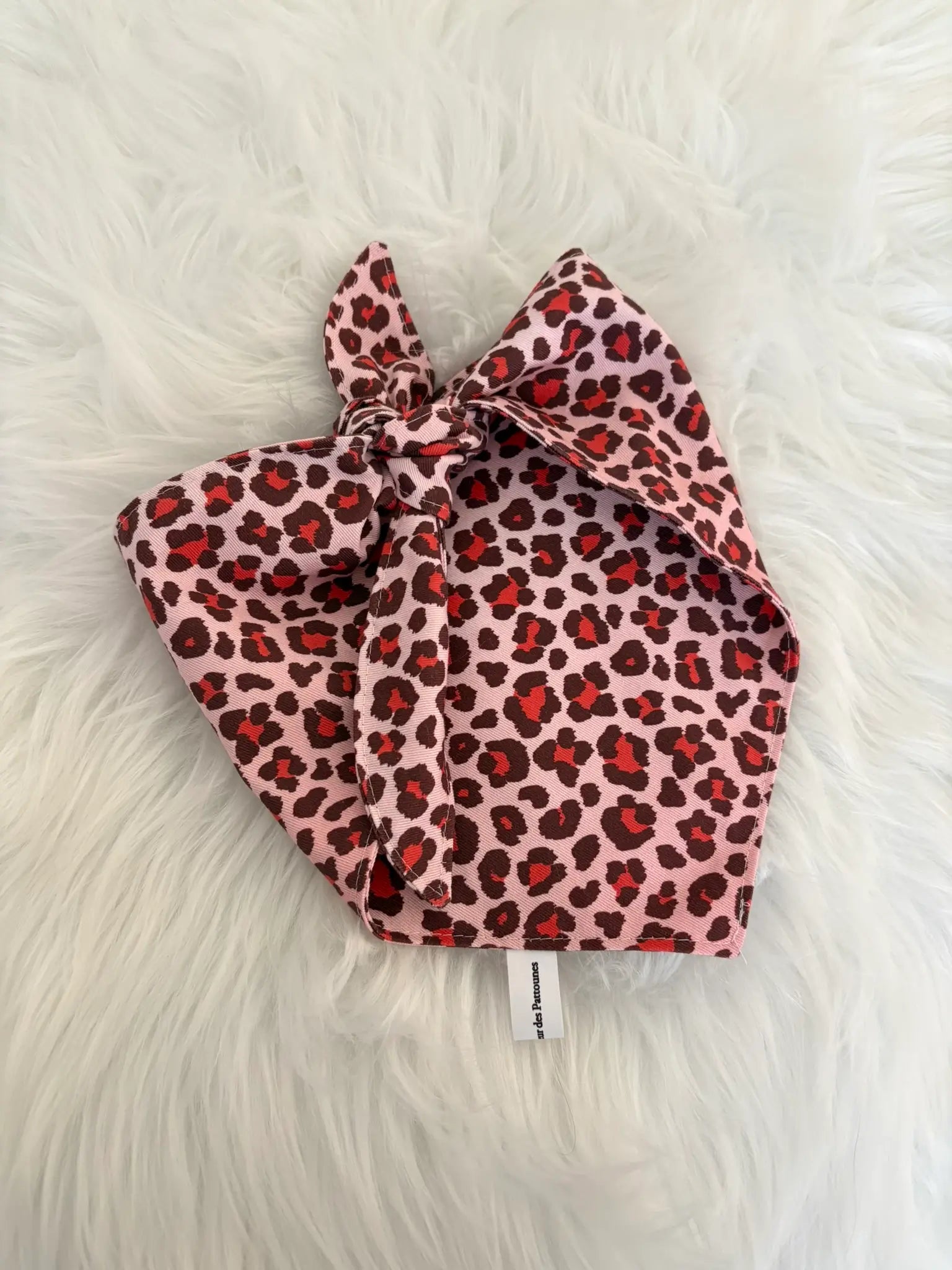 Bandana pour chien à nouer fait main aux motifs léopard rouge vue de dos
