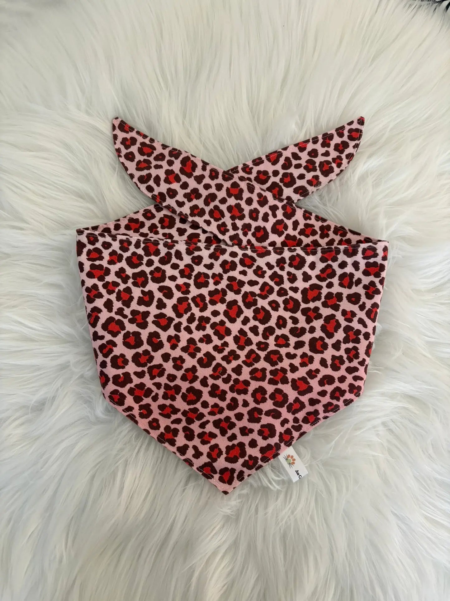 Bandana pour chien à nouer fait main aux motifs léopard rouge