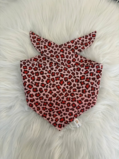 Bandana pour chien à nouer fait main aux motifs léopard rouge