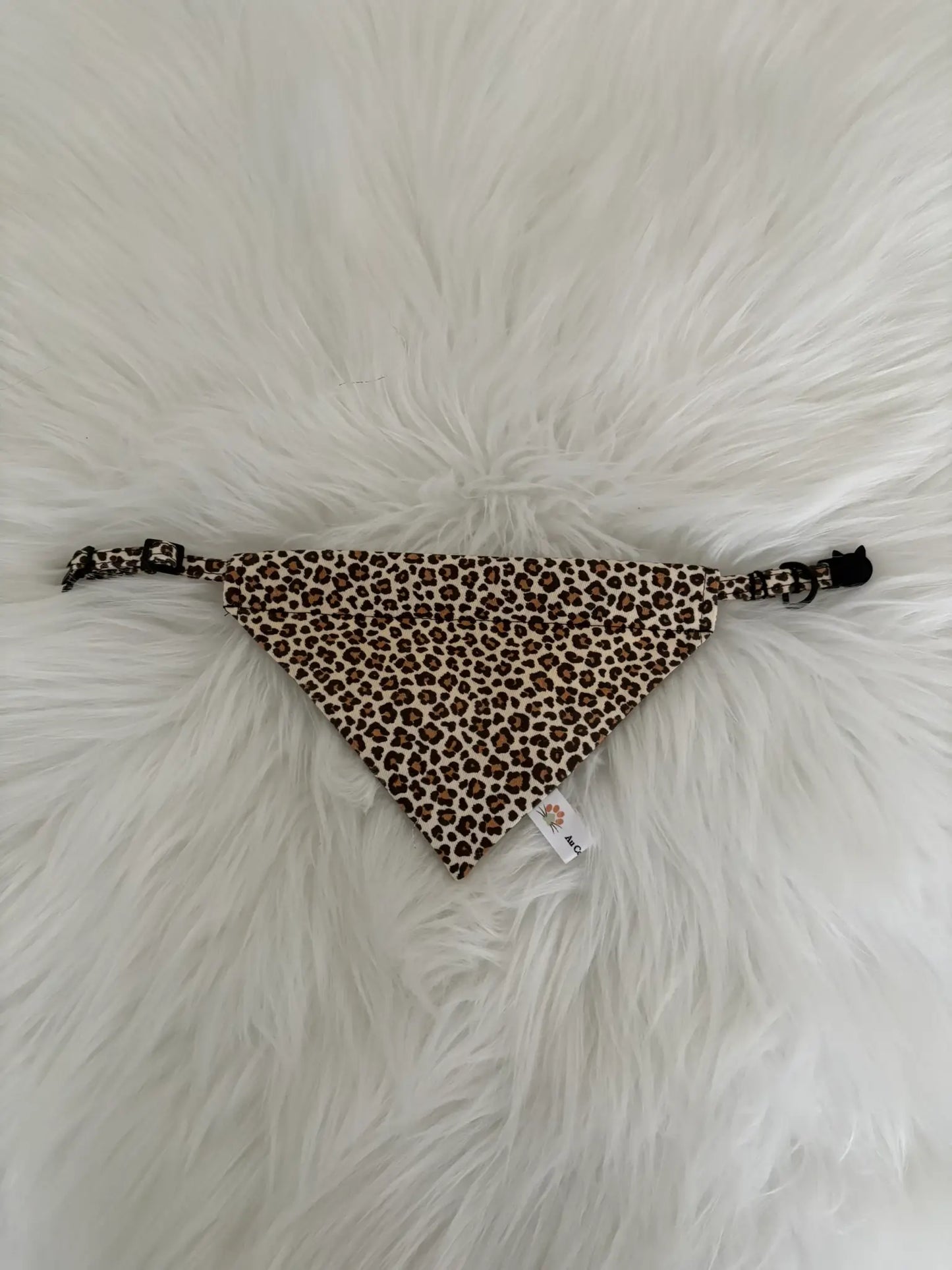 Bandana à insérer par le collier pour chat aux motifs léopard