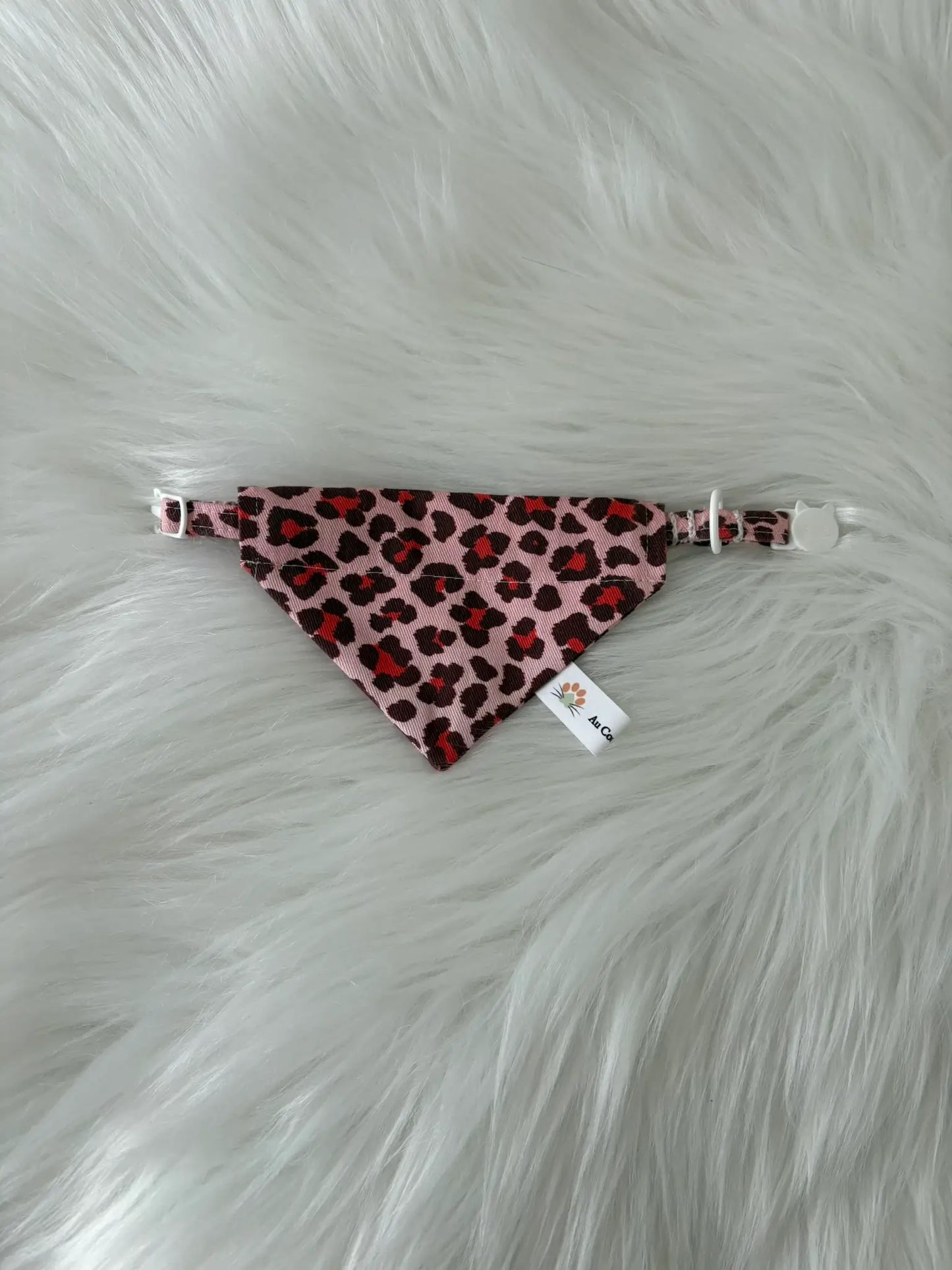 Bandana pour chat à insérer par le collier rouge léopard, coutures blanches
