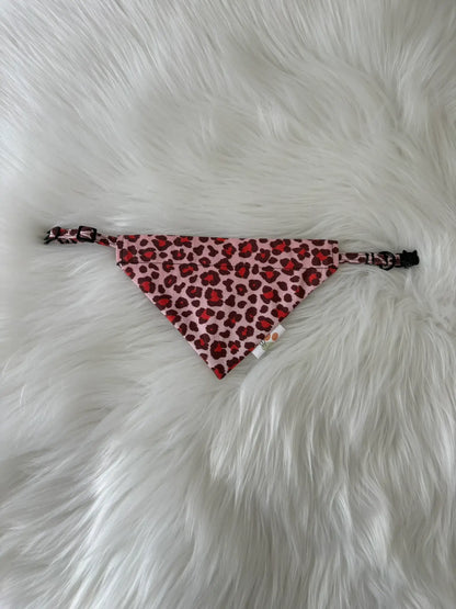Bandana pour chat à insérer par le collier rouge léopard coutures noires