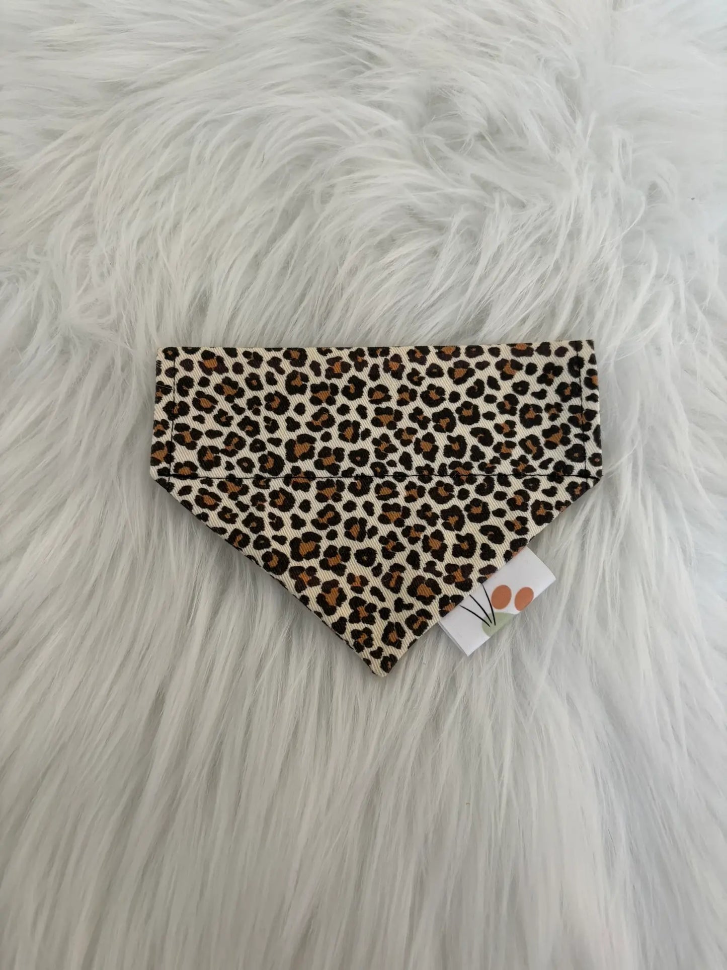 Bandana pour chien fait main à insérer par le collier aux motifs léopard beige