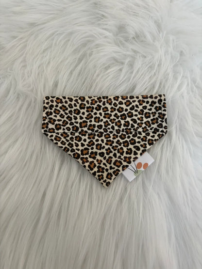 Bandana pour chien fait main à insérer par le collier aux motifs léopard beige