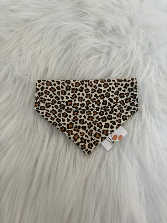 Bandana pour chien fait main à insérer par le collier aux motifs léopard beige