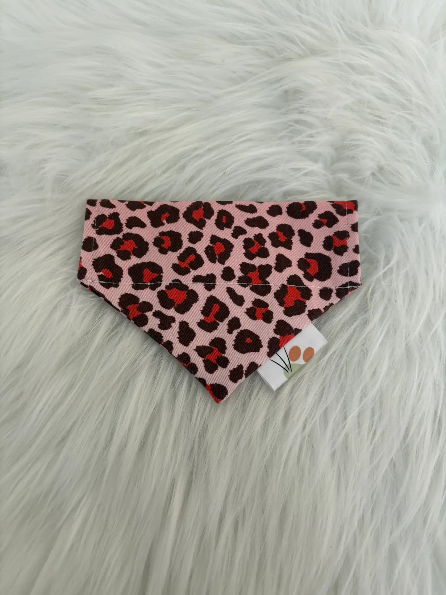 Bandana pour chien fait main à insérer par le collier aux motifs léopard rouge