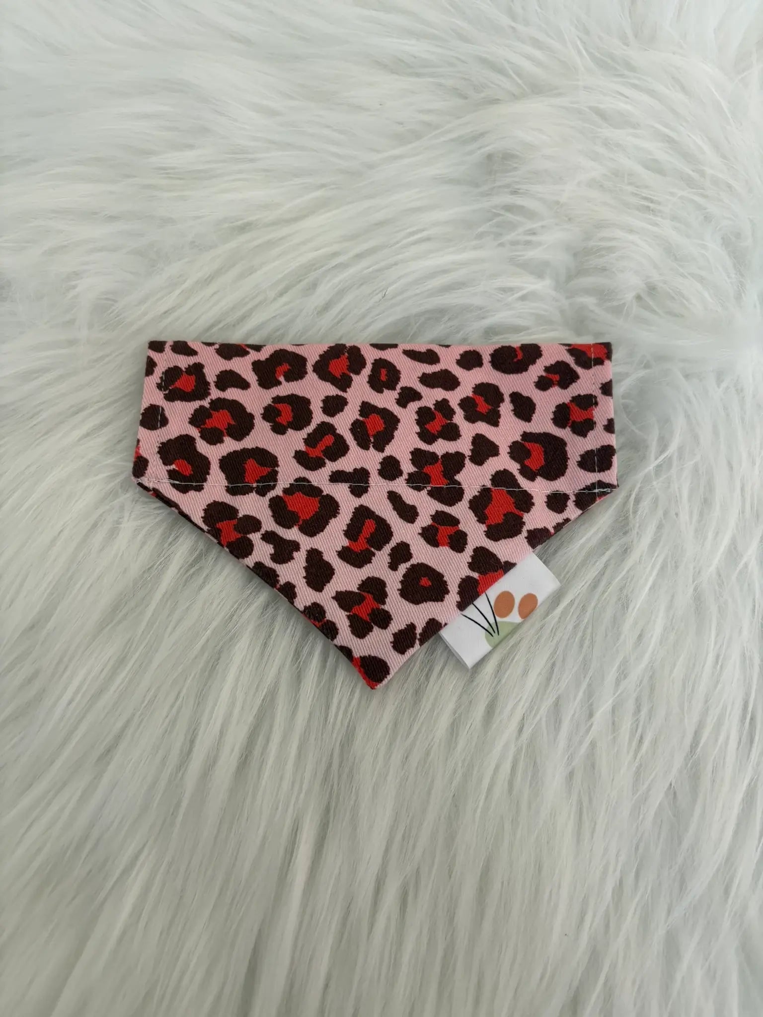 Bandana pour chien fait main à insérer par le collier aux motifs léopard rouge