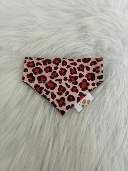 Bandana pour chien fait main à insérer par le collier aux motifs léopard rouge