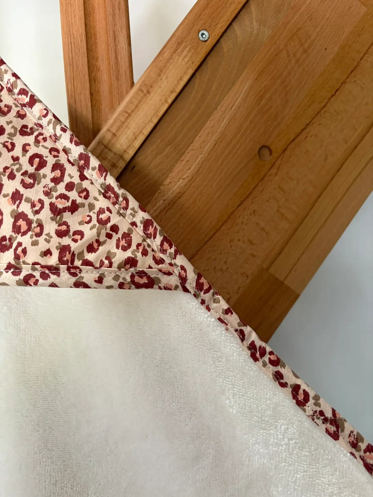 Cape de bain pour chiens et chats artisanale écrue, détail capuche et biais