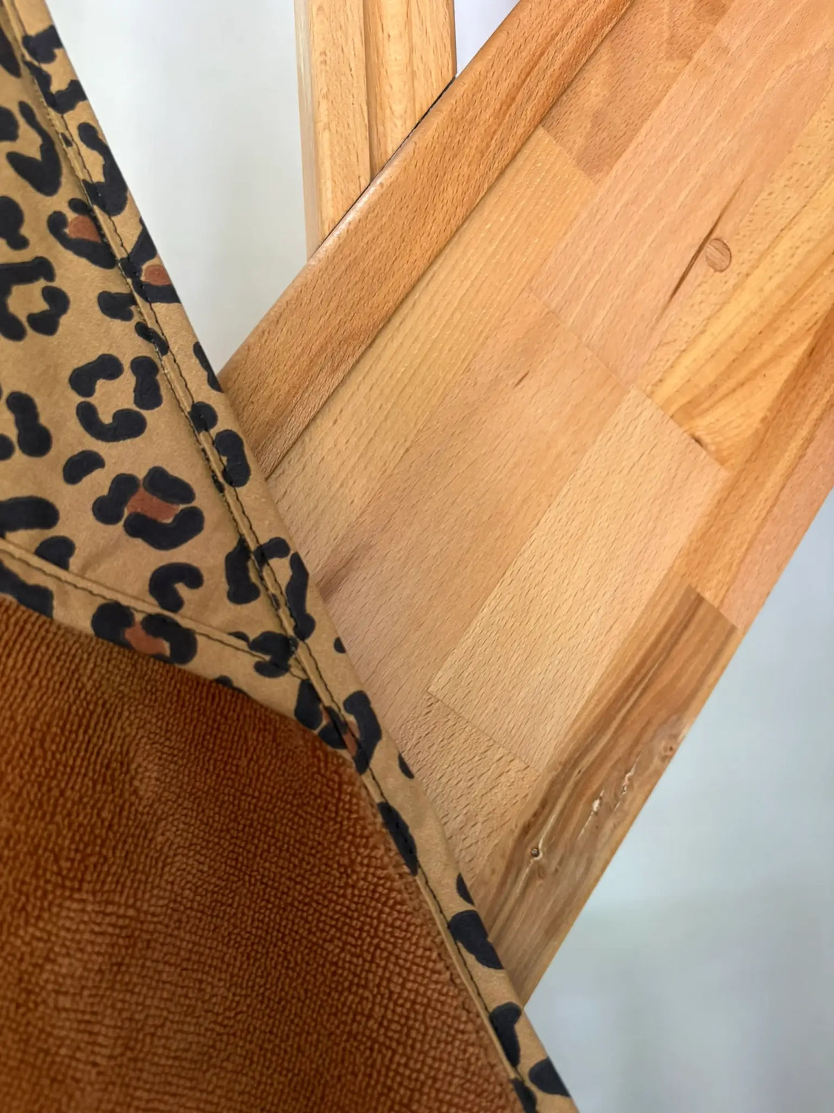 Cape de bain pour chiens et chats artisanale marron, détails capuche et biais