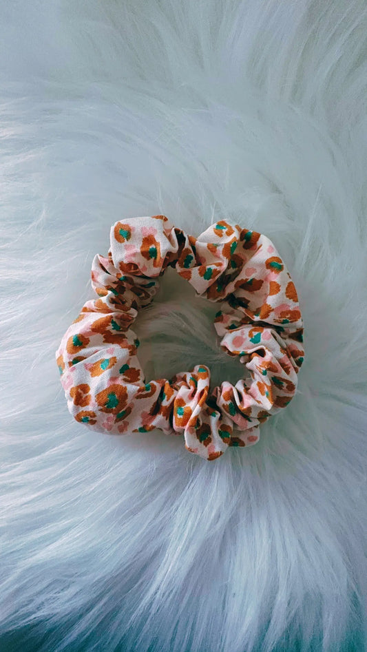 Chouchou motifs léopard écru tacheté jaune et marron