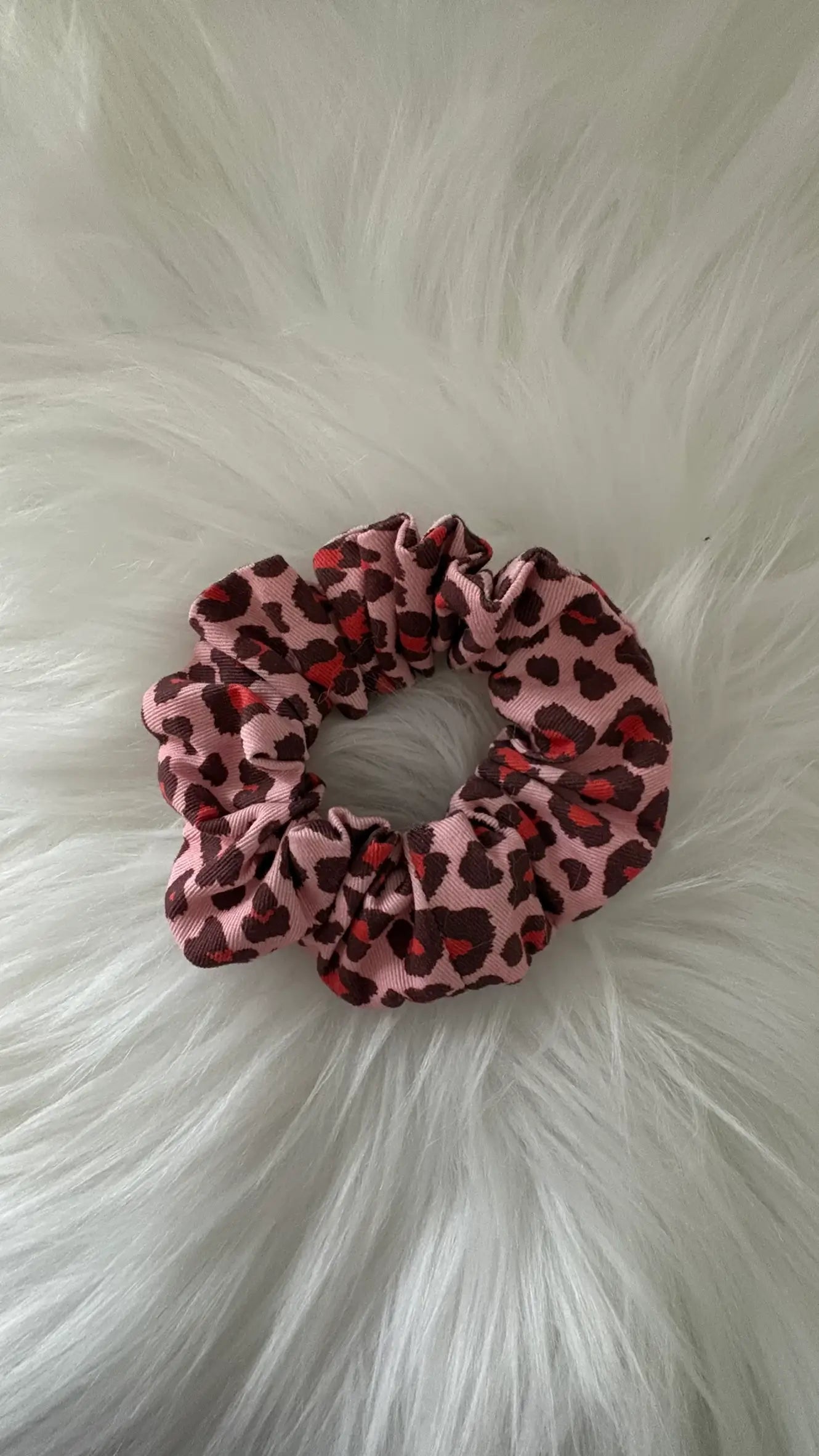 Chouchou fait main aux motifs léopards roses et rouges