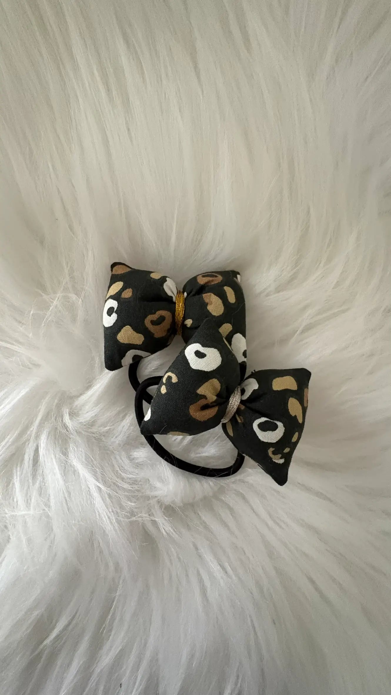 Chouchou noeud pour cheveux à motifs léopard noir liserai or et argent duo présentation