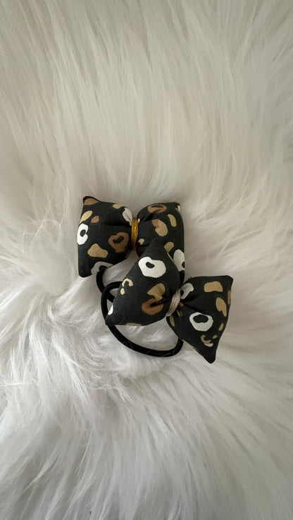 Chouchou noeud pour cheveux à motifs léopard noir liserai or et argent duo présentation