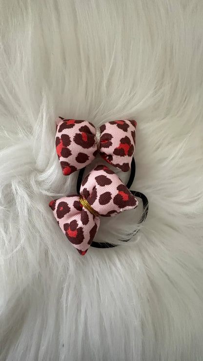 Chouchou noeud pour cheveux duo présentation à motifs léopard rose et rouge liserais or et argent