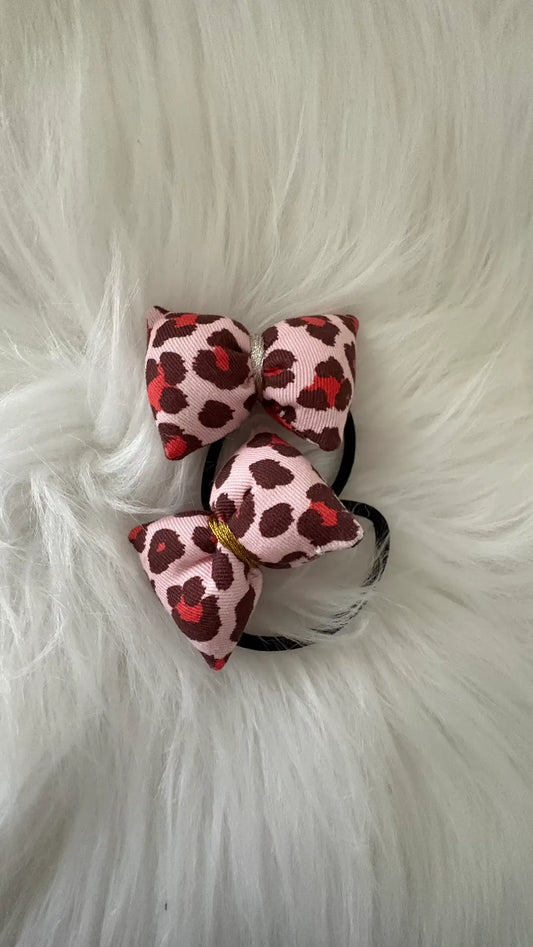 Chouchou noeud pour cheveux duo présentation à motifs léopard rose et rouge liserais or et argent