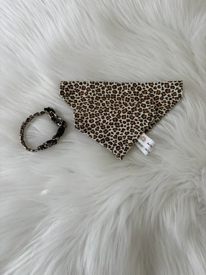 Collection de colliers et de bandanas pour chats léopard beige et marron