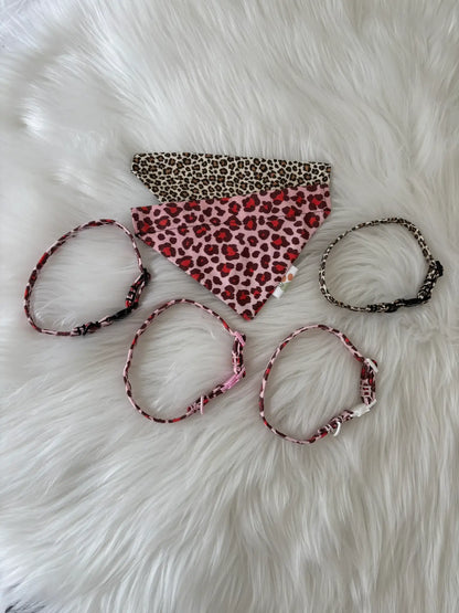 Collection de colliers et de bandanas pour chats léopards