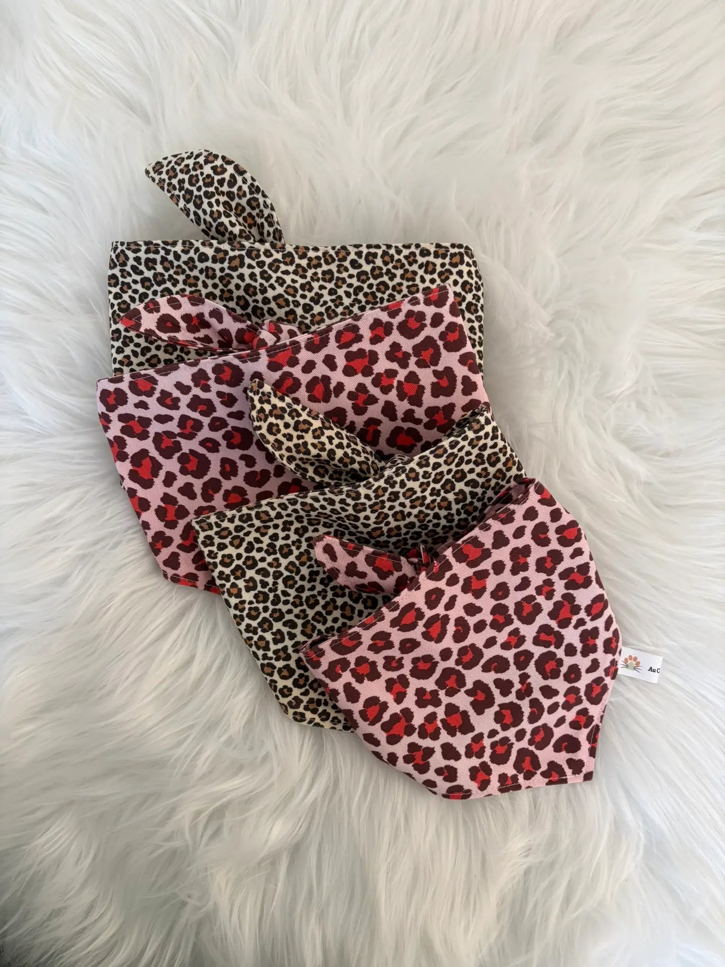Collection de bandanas pour chiens à nouer fait main aux motifs léopard rouges et beiges