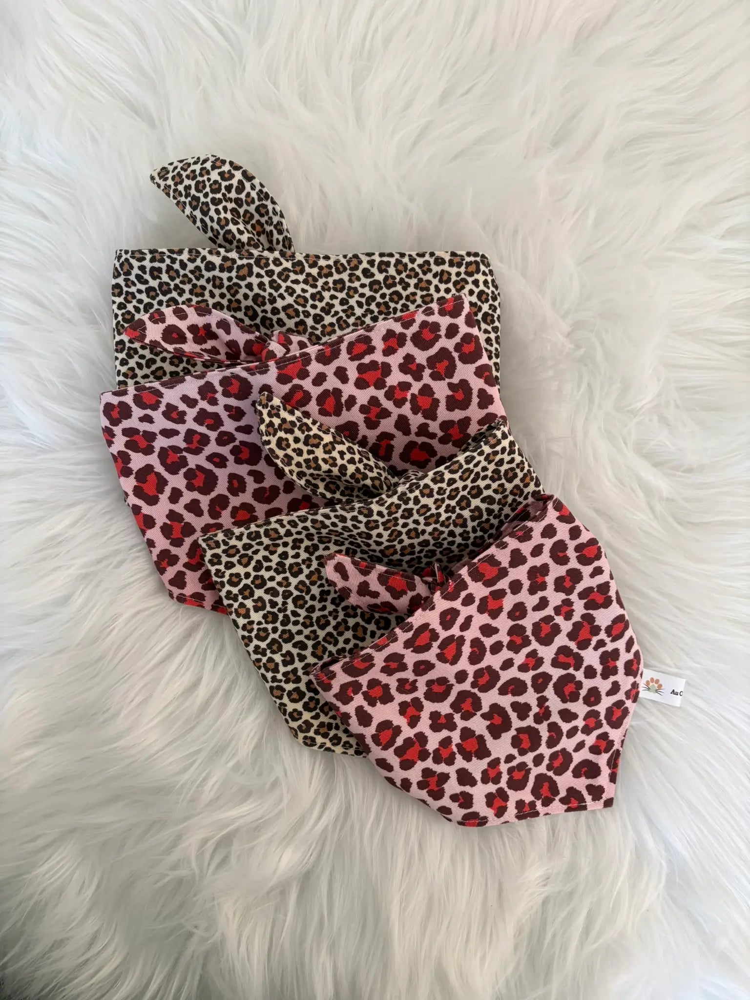 Collection de bandanas pour chiens à nouer fait main aux motifs léopard rouges et beiges