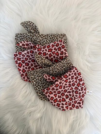 Collection de bandanas pour chiens à nouer fait main aux motifs léopard rouges et beiges