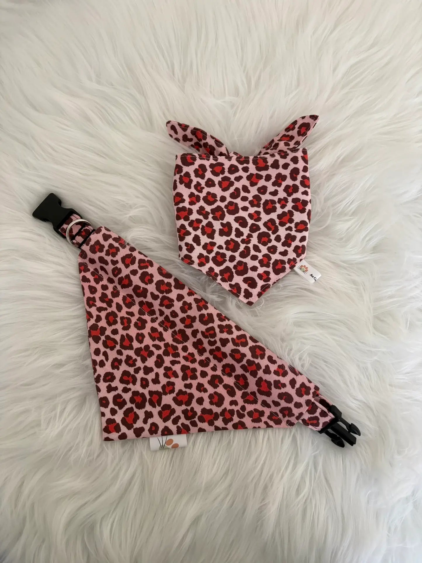 Enesemble fait main composé d'un bandana pour chien à nouer et d'un bandana à insérer dans le collier aux motifs léopard rouge