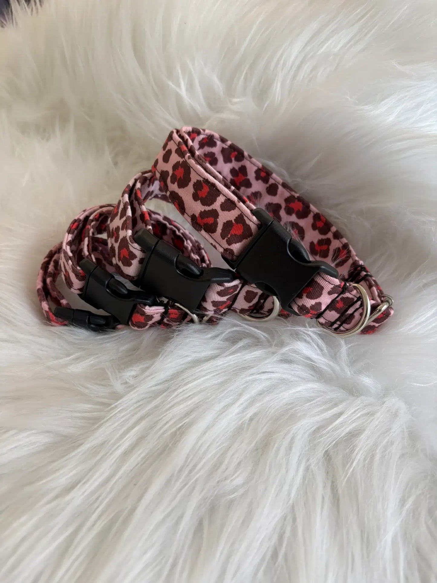 Collection de colliers pour chiens fait mains en différentes tailles, motifs léopard rouge