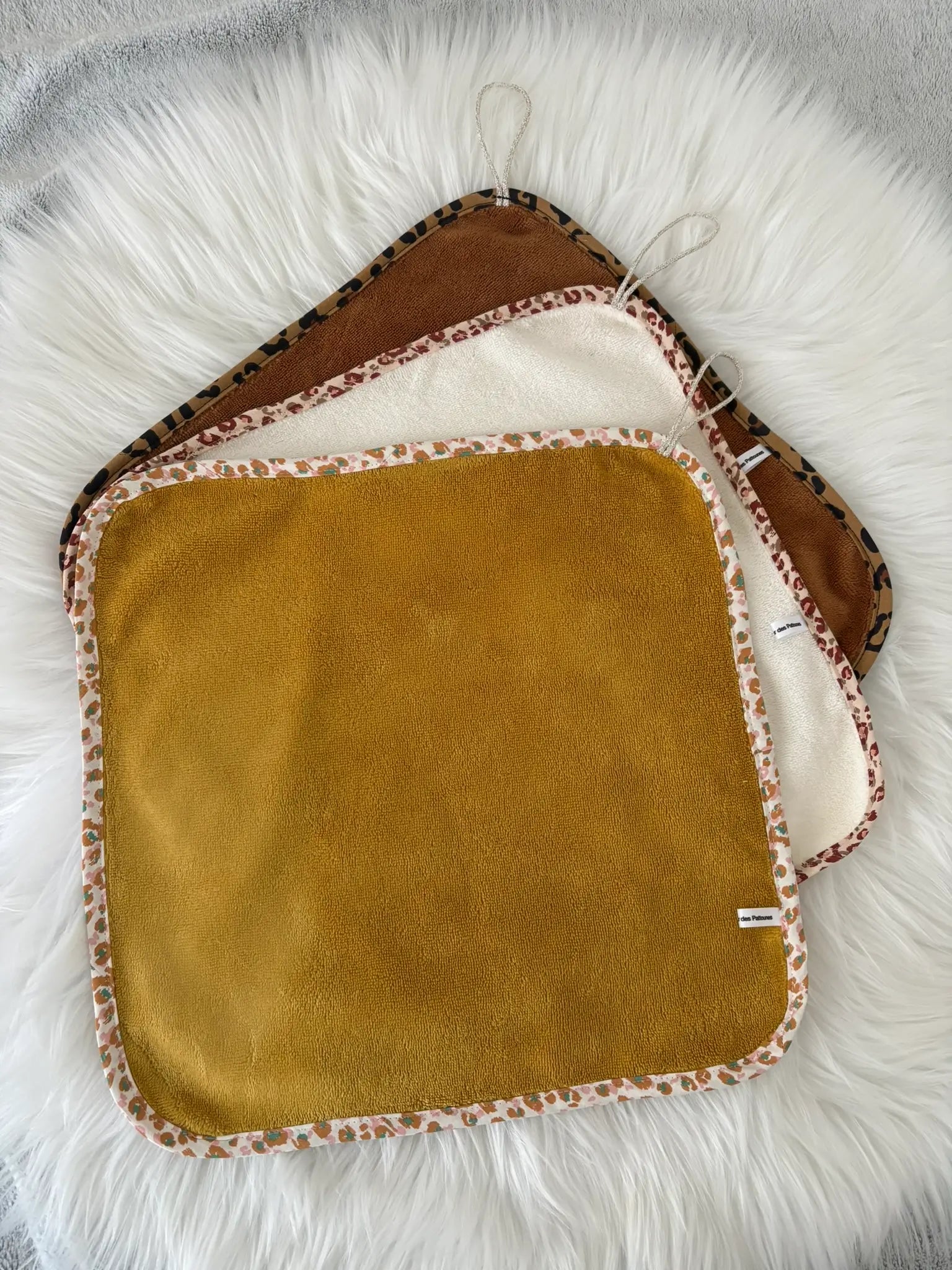 Collection d'essuies-pattounes faits main pour chiens et chats, coloris moutarde, écru et chocolat avec finition biais léopard 