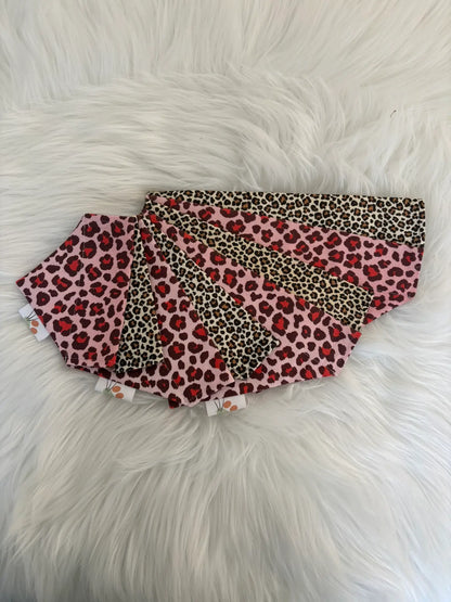 Collection de bandanas à insérer par le collier pour chien fait main aux motifs léopard