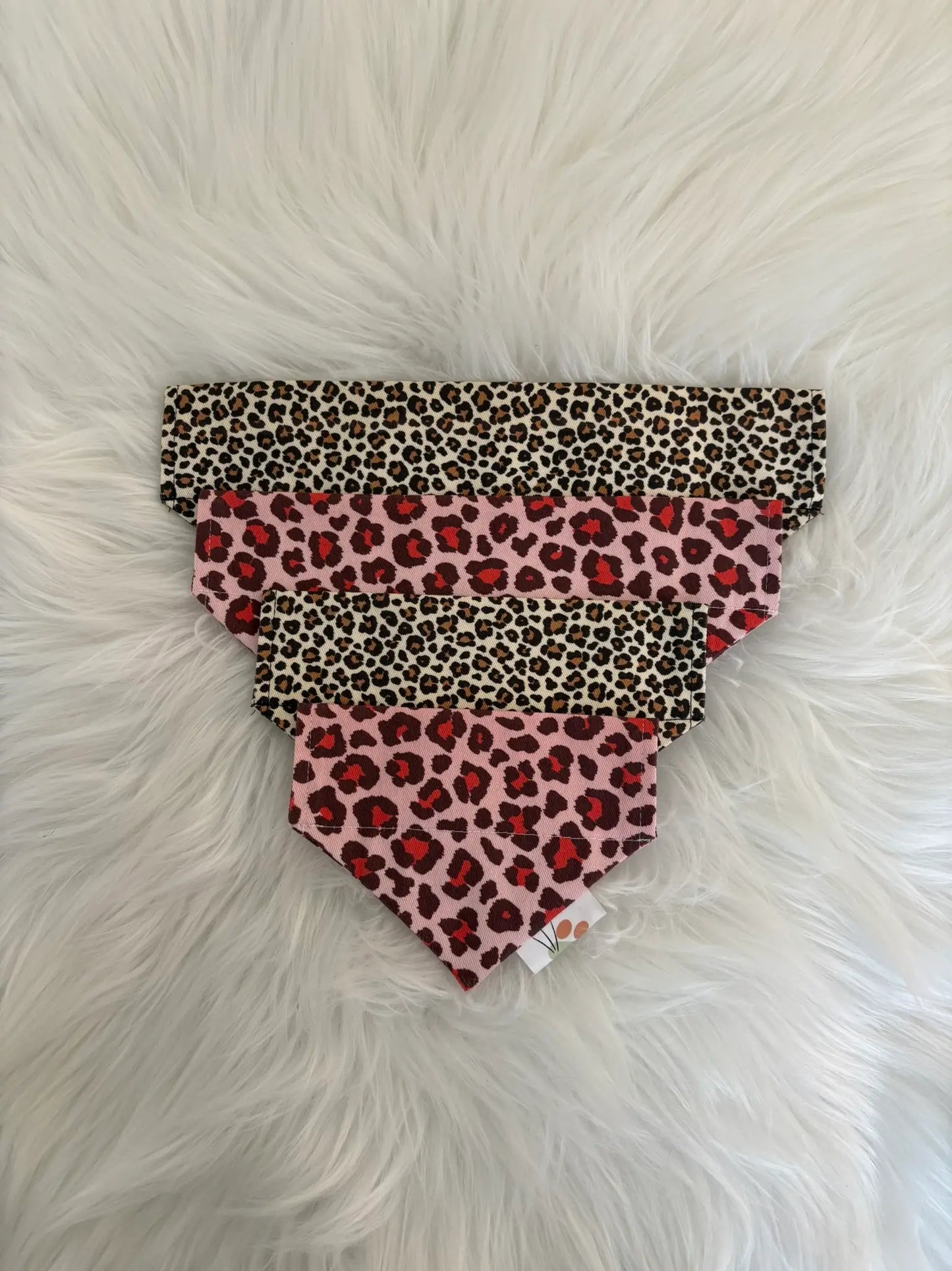 Collection de bandanas à insérer par le collier pour chien fait main aux motifs léopard