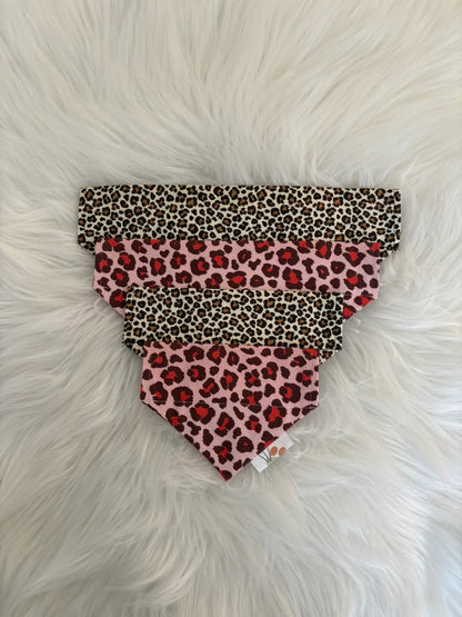 Collection de bandanas à insérer par le collier pour chien fait main aux motifs léopard