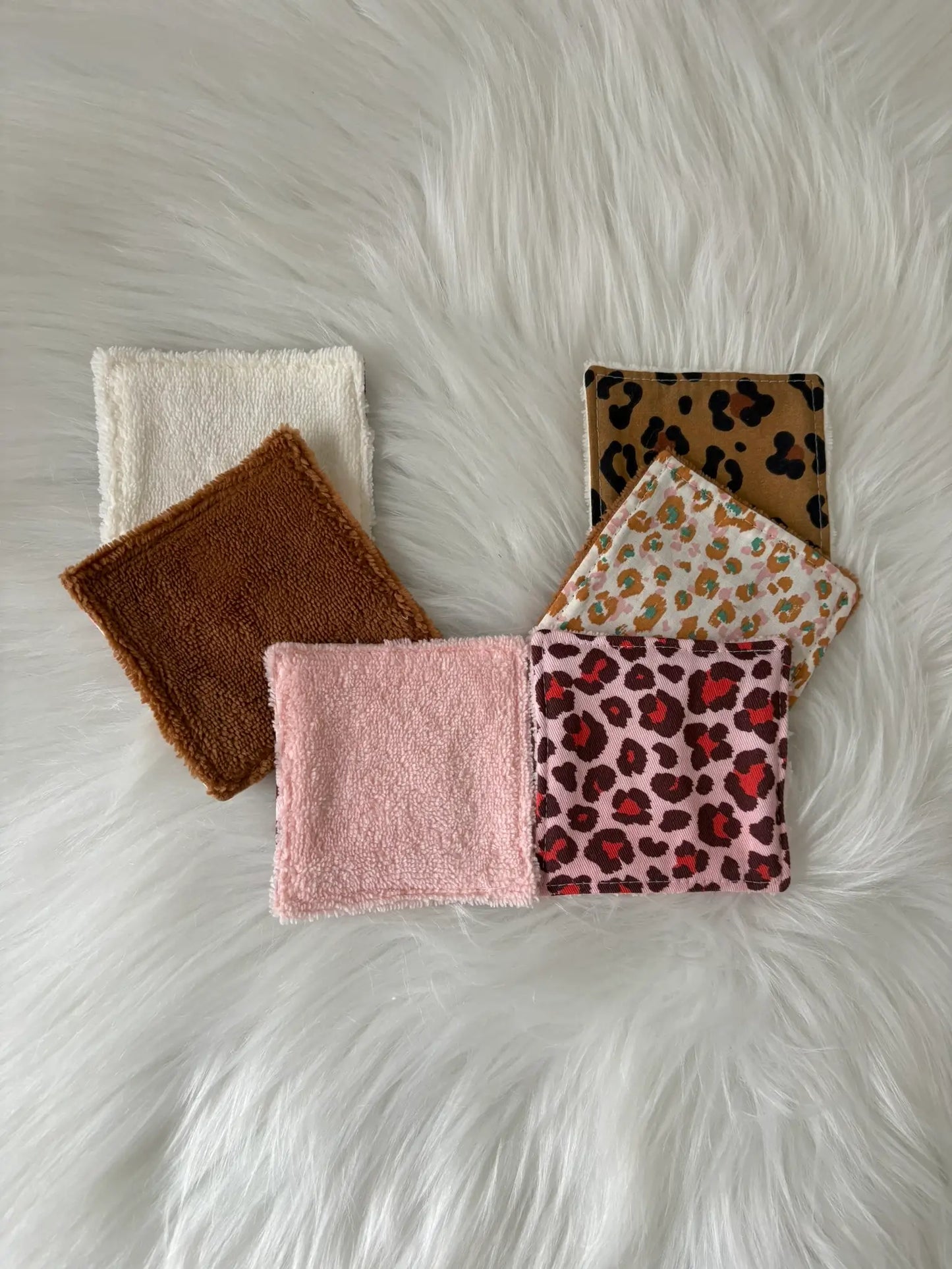 Collection de lingettes démaquillantes carrées aux motifs léopards
