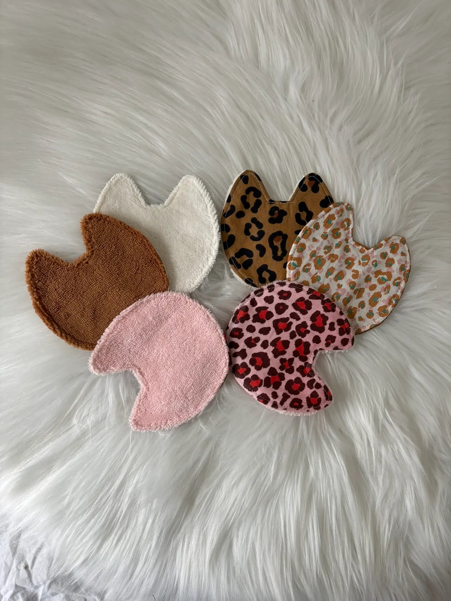 Collection de lingettes démaquillantes en forme de chat aux motifs léopards