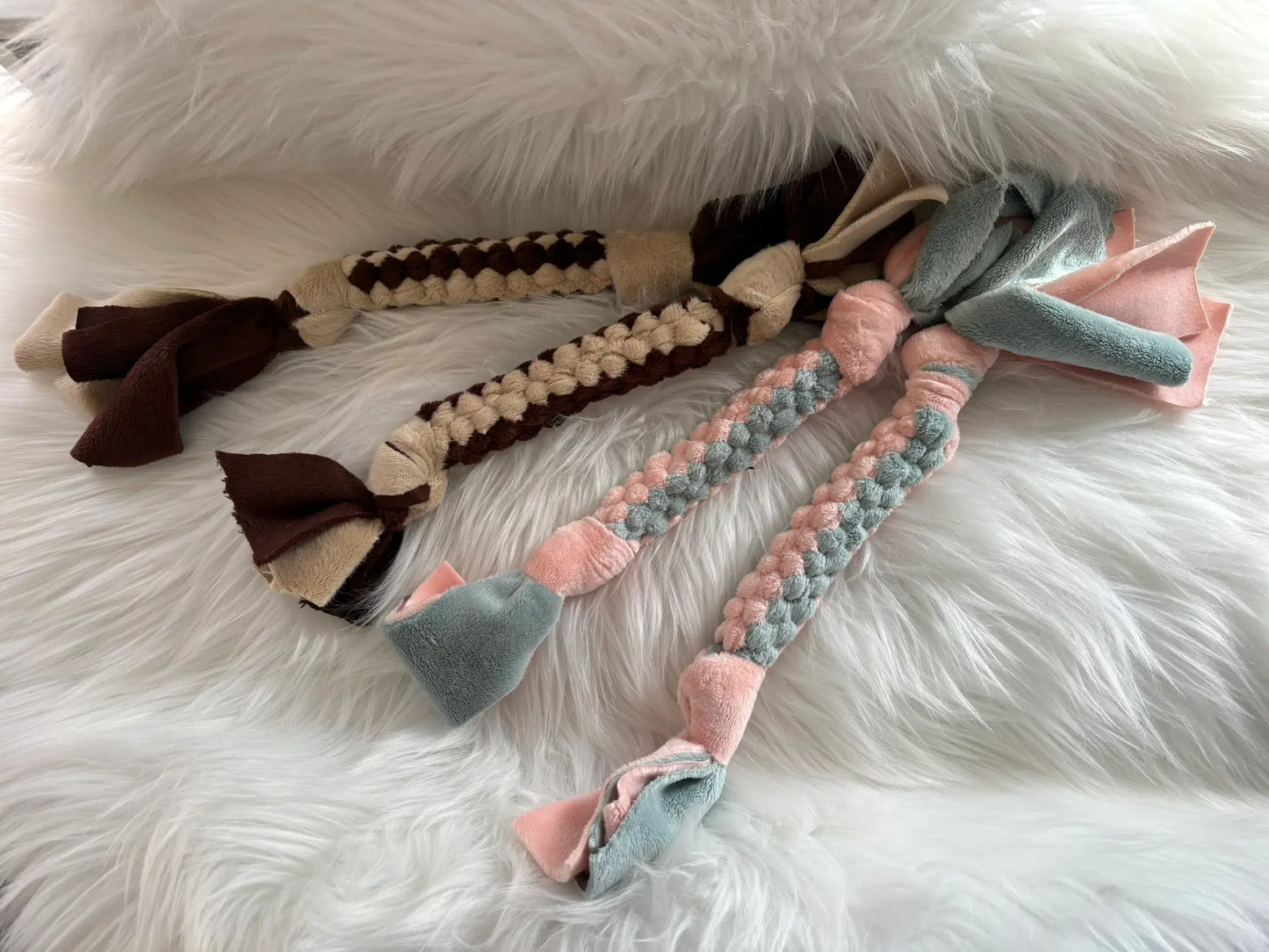 Collection de petits scoubidous faits mains pour chiens
