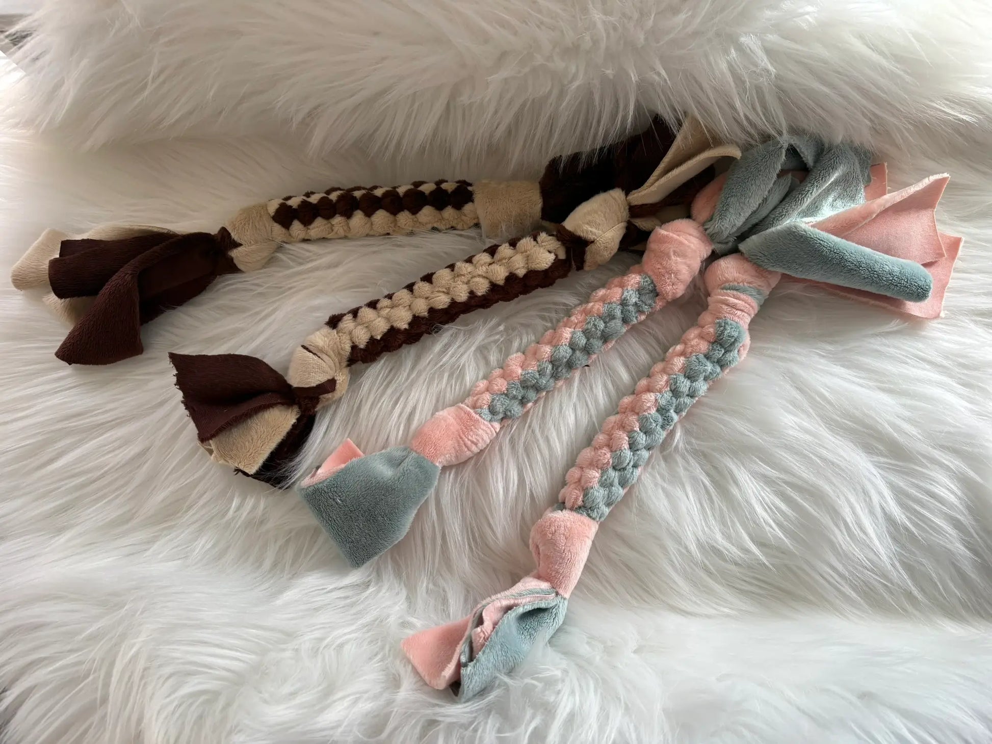 Collection de petits scoubidous faits mains pour chiens